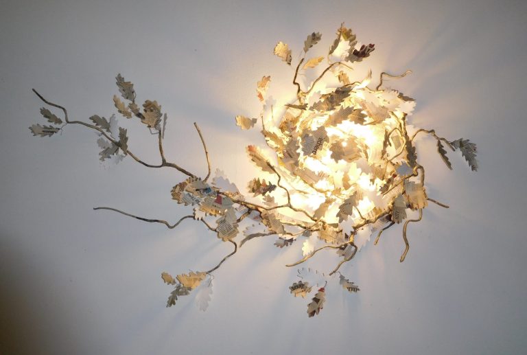 "Lampe feuilles de chêne", fil de cuivre, papiers, env 100x50 cm